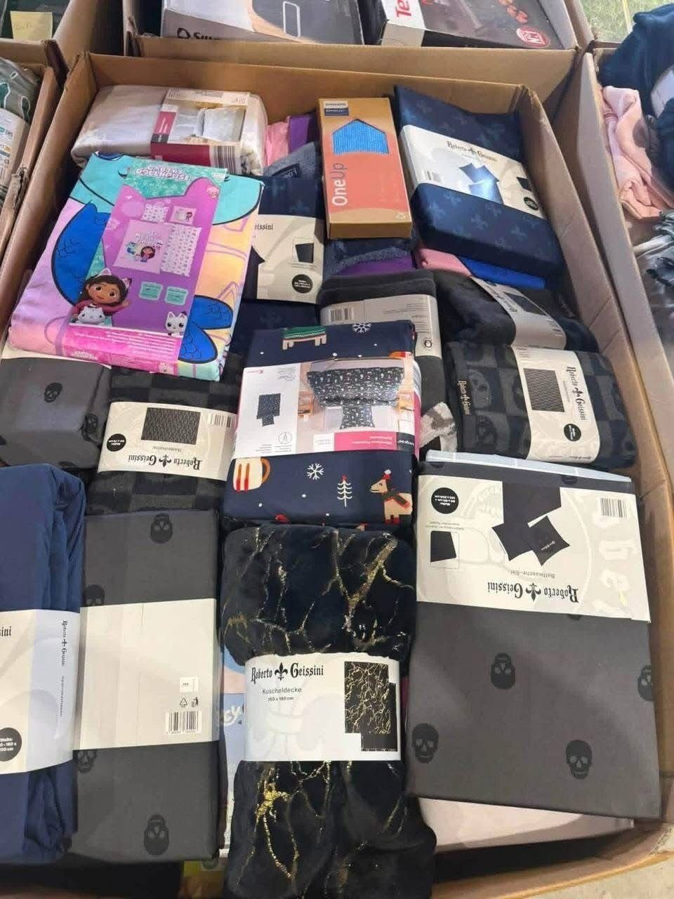 Wholesale bedding pallet with packaged duvet covers and printed bedding sets