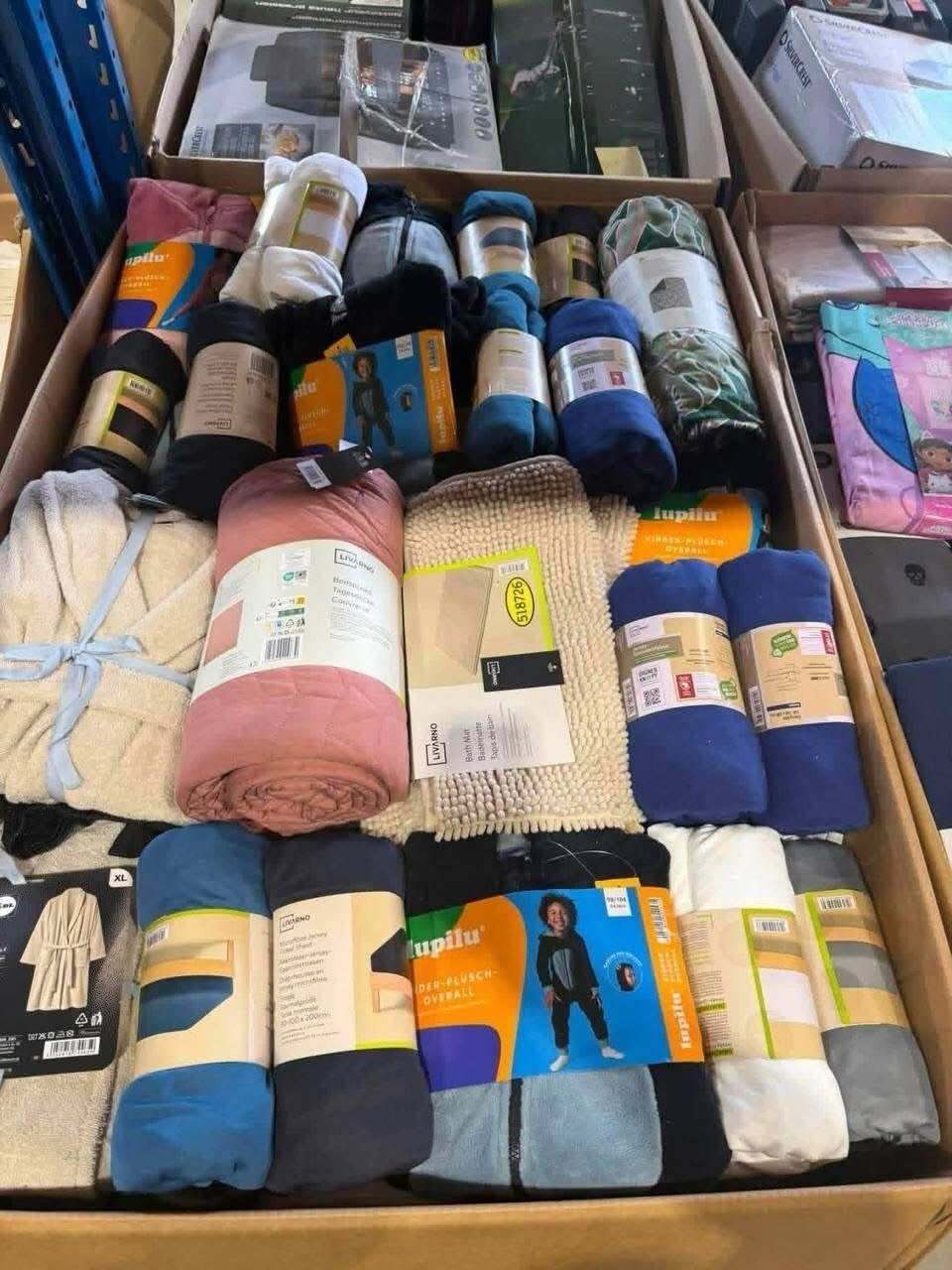 Wholesale blankets and throws pallet with folded and rolled home textiles