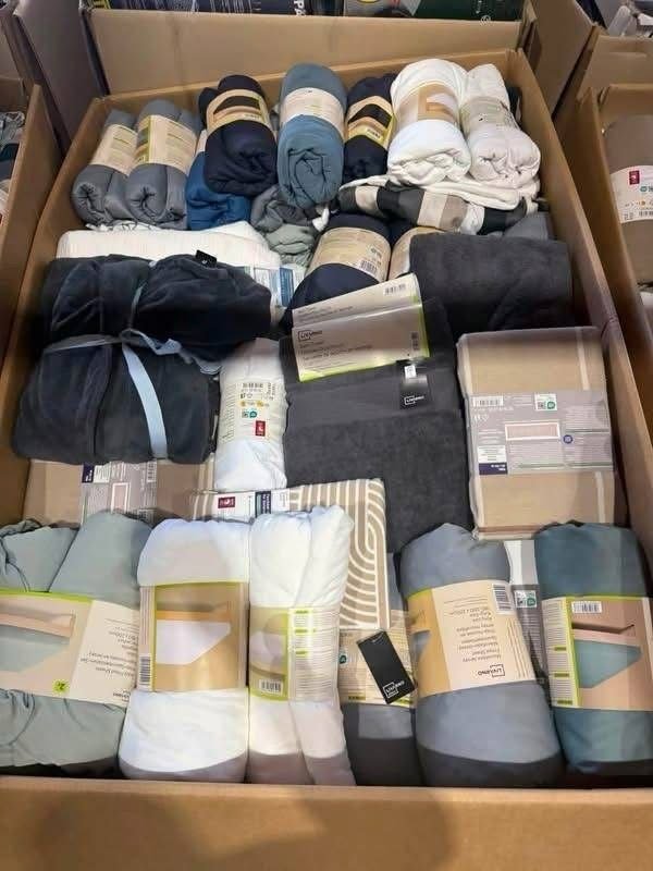 Mixed wholesale fleece throws and blankets in a home textiles pallet
