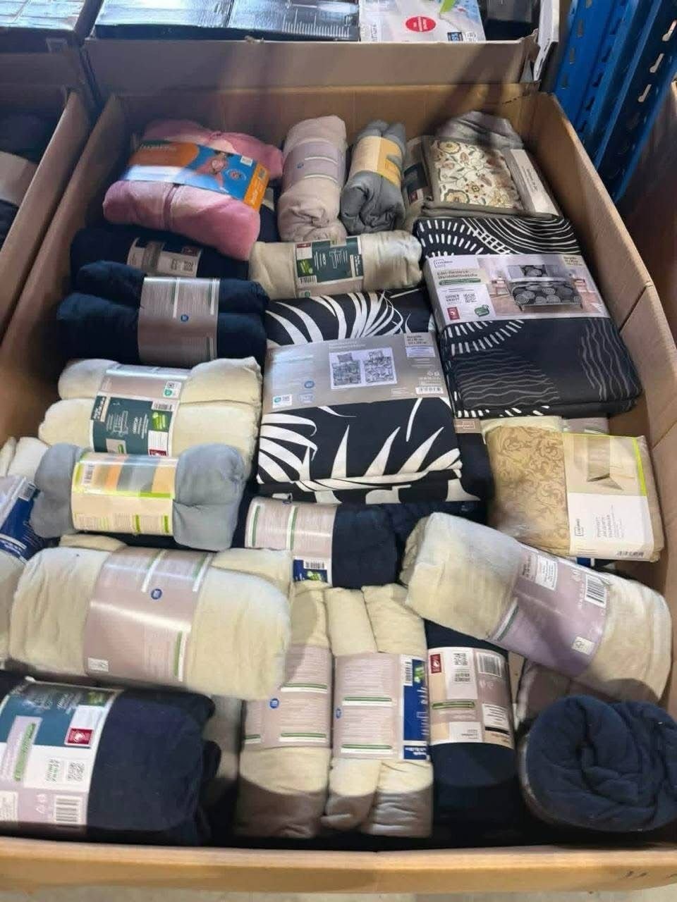 Wholesale home textile pallet with packaged blankets throws and bedding assortment