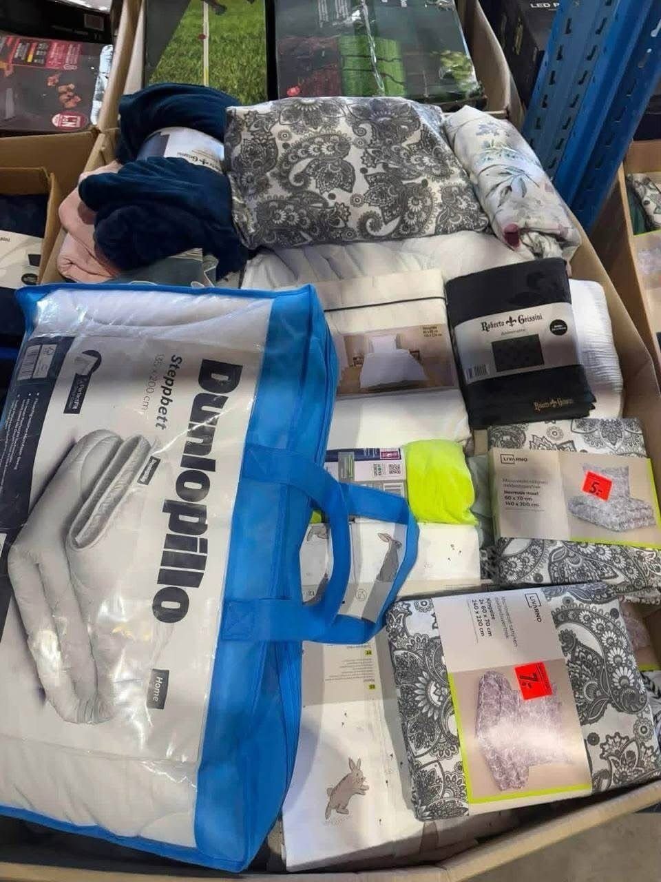 Bulk home textile pallet with blankets bedding and rolled comforter sets